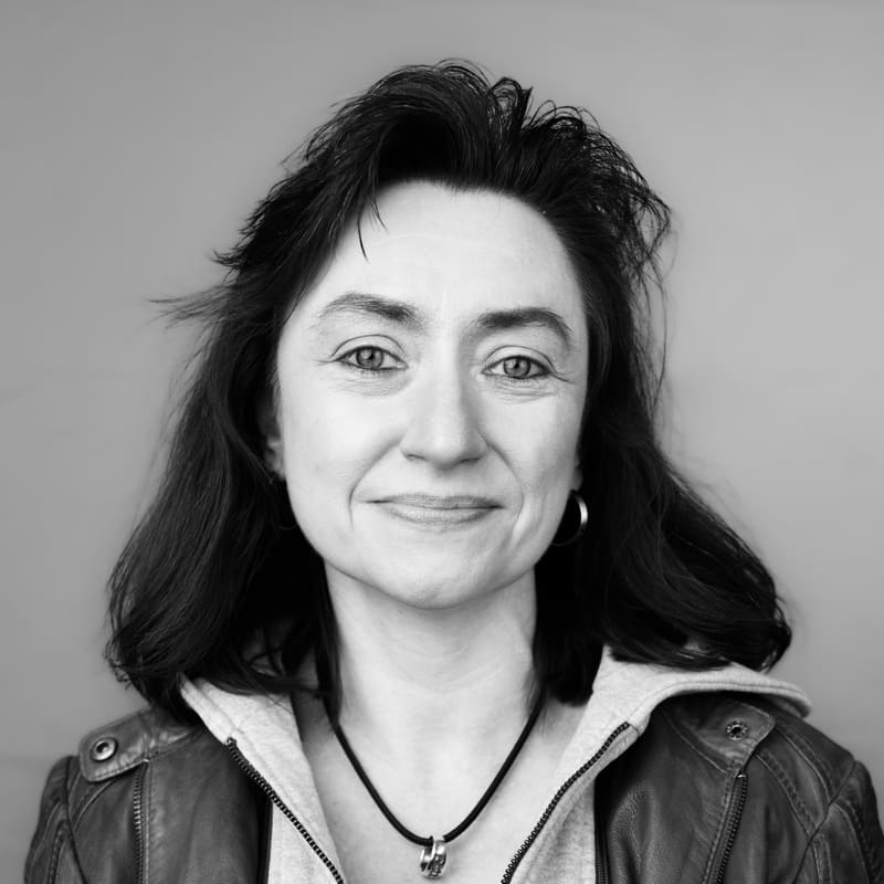 Helferin. Hutdame. Pragmatisch. Improvisationsfähig. Sängerin.
