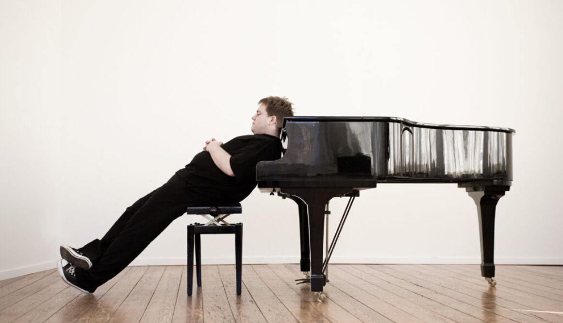 Matthias-Reuter_Pressefoto_Auf-Schwarz-sieht-man-alles_02 Freilichtbühne Mülheim Regler Produktion Veranstaltung 2025 stage